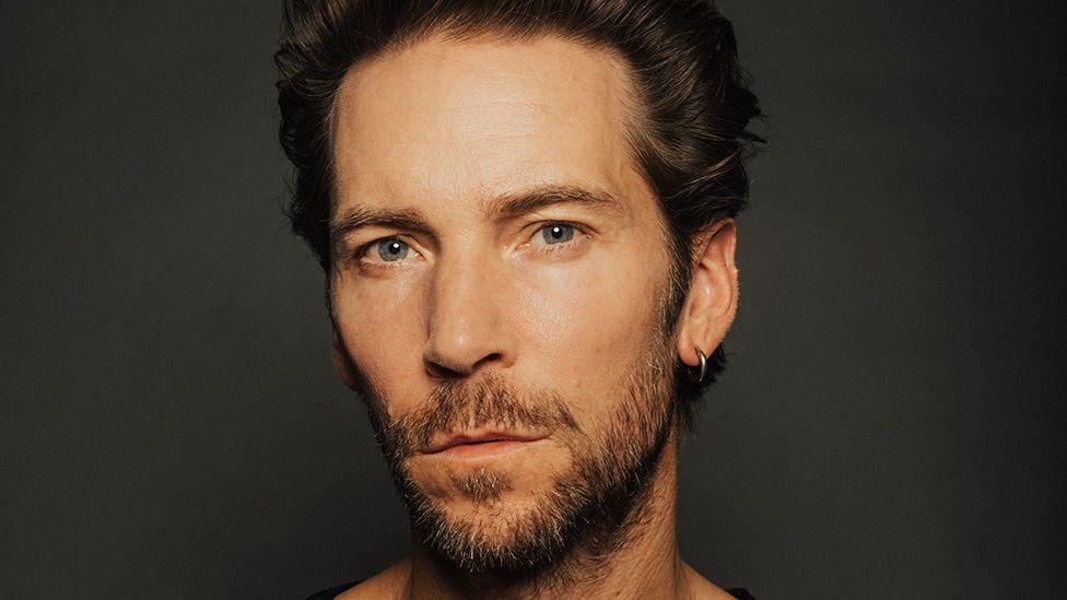 Troy Baker'dan Oyun Sektörüne Sert Yorum: "Kendini Kurtarmaya Çalışıyor